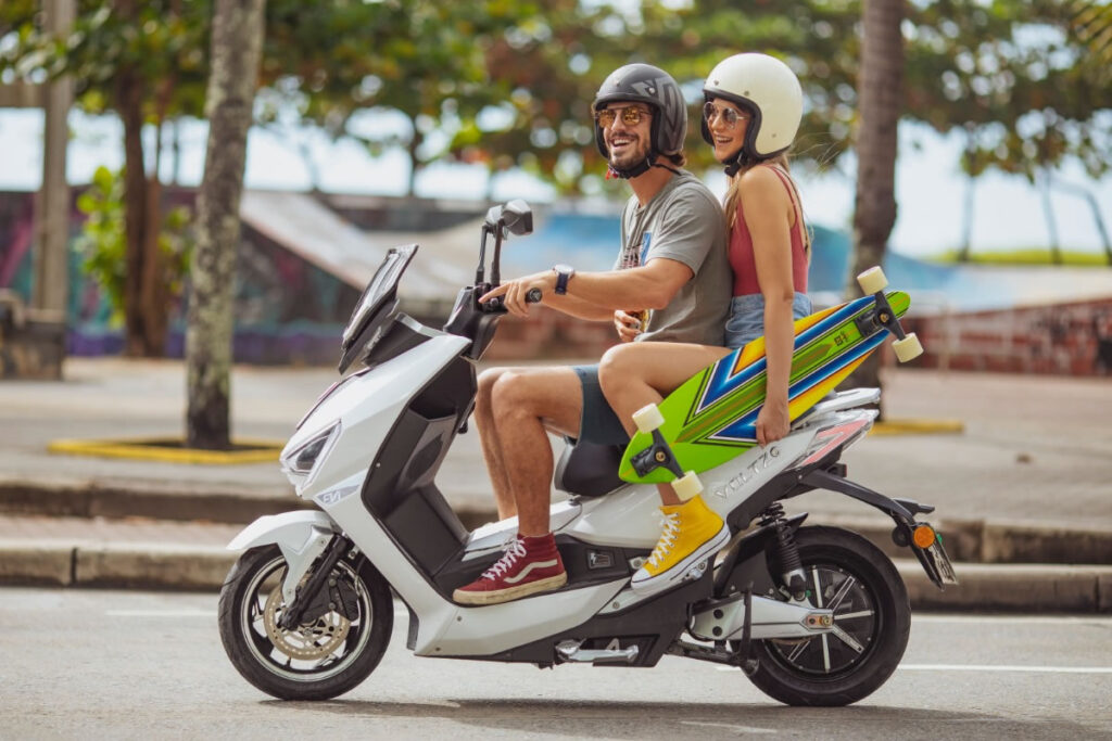 Onde Andar com Bicicleta e Scooter Elétrica? Calçada, Ciclovia ou Rua? scooter eletrica praia casal